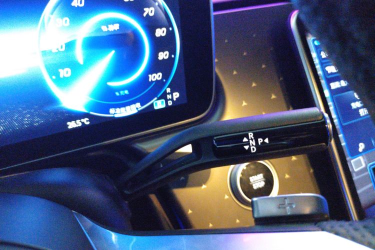 奔驰EQE 2022款 350 先型特别版中控内饰18