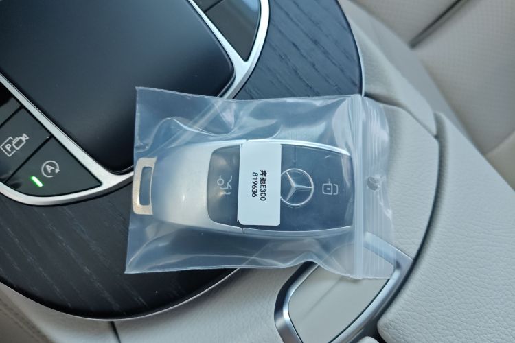 奔驰E级 2022款 改款二 E 300 L 运动豪华型中控内饰11