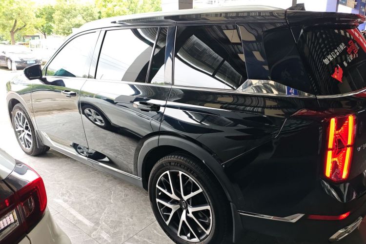 广汽传祺 传祺GS8 2022款 领航系列 2.0TGDI 两驱豪华智联版（七座）车身外观4