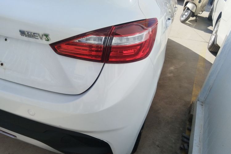 江铃集团新能源 易至EV3 2022款 小雷达悦跑型车身外观9