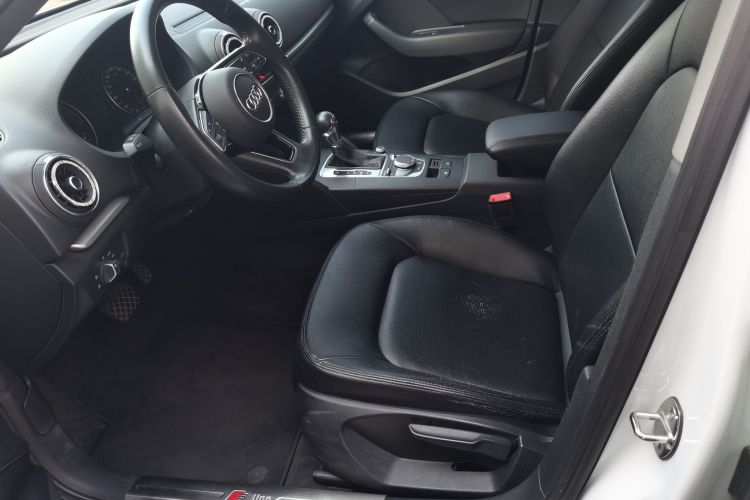 奥迪A3 2018款 30周年年型 Limousine 35 TFSI 进取型中控内饰19