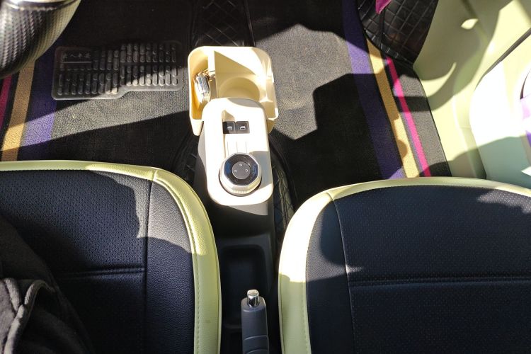 吉利银河 2025款 210km 熊猫骑士中控内饰18