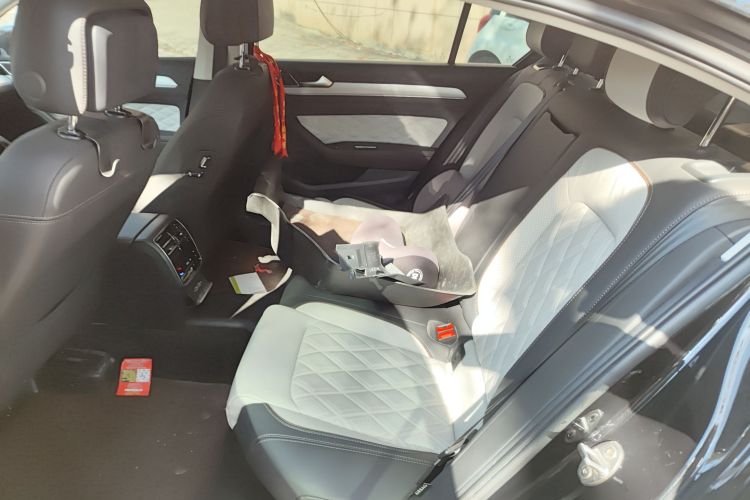 大众 迈腾 2023款 200万辆纪念版 330TSI DSG豪华型中控内饰21