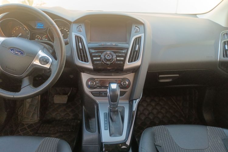 福特 福克斯 2012款 三厢 1.6L 自动风尚型中控内饰16