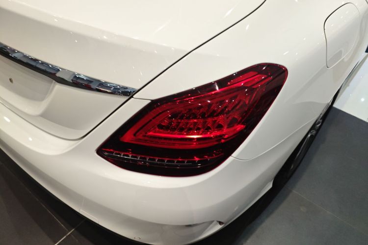 奔驰C级 2021款 C 260 L 运动版车身外观9