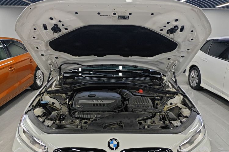 宝马1系 2021款 改款 125i M运动曜夜版机舱底盘24