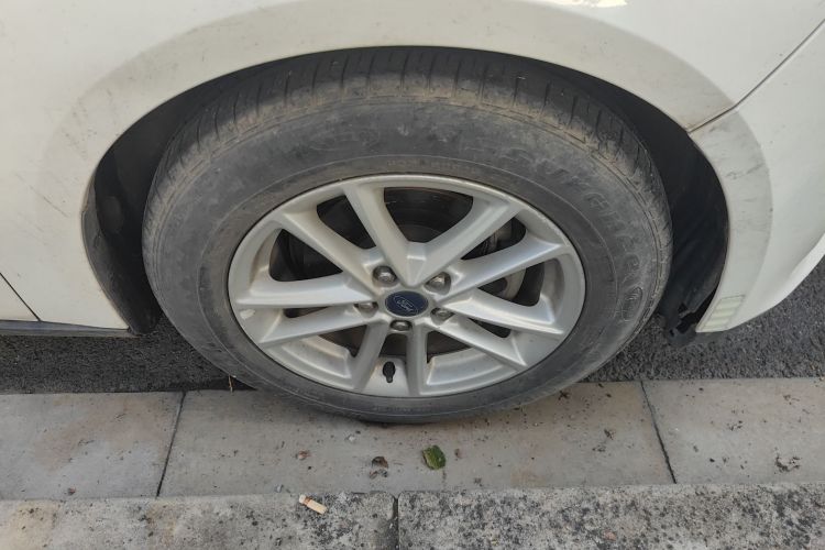 福特 福克斯 2017款 两厢 1.6L 自动风尚型智行版车身外观6007