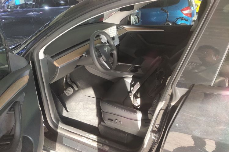 特斯拉 Model Y 2022款 长续航全轮驱动版中控内饰19