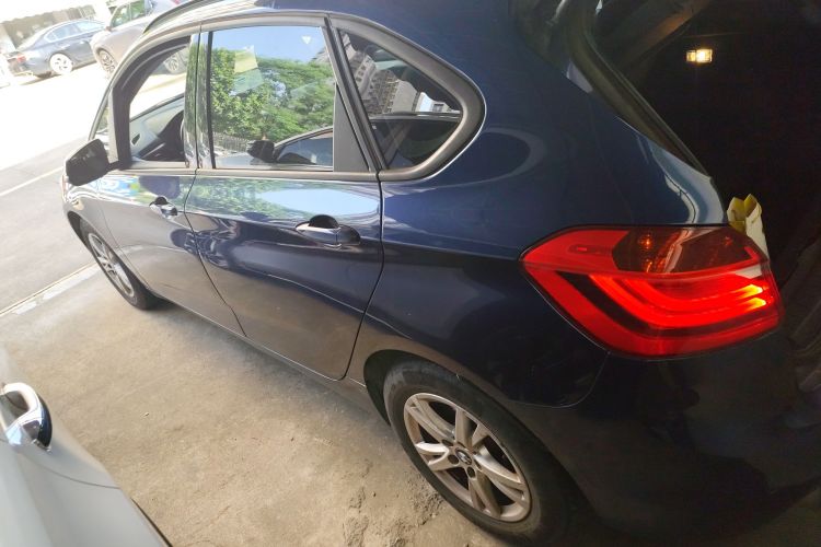 宝马2系旅行车 2016款 218i 领先型车身外观4