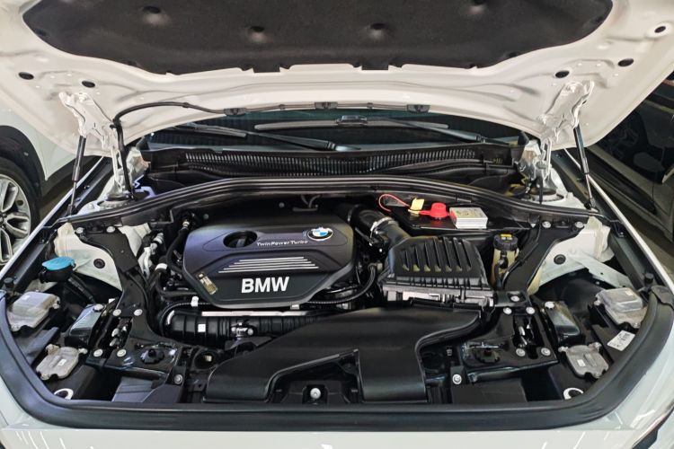 宝马1系 2019款 120i 领先型M运动套装机舱底盘24