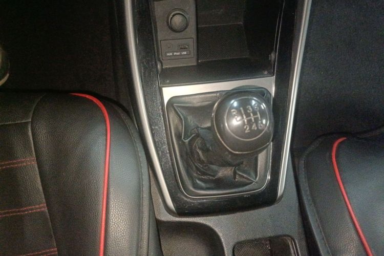 现代 朗动 2015款 1.6L 手动领先型中控内饰18