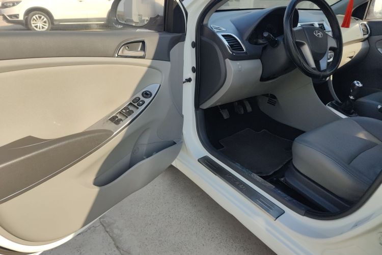 现代 瑞纳 2014款 1.4L 手动智能型GLS中控内饰20