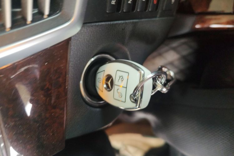 奔驰E级 2013款 E 300 L 优雅型中控内饰11