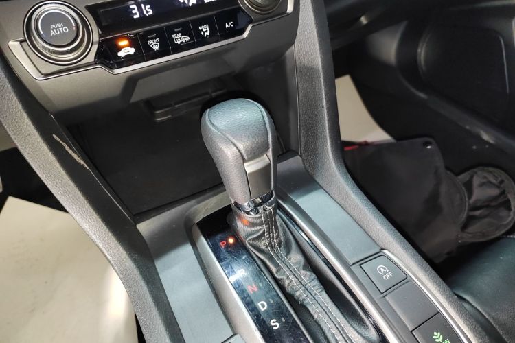 本田 思域 2021款 HATCHBACK 220TURBO CVT潮酷控中控内饰18