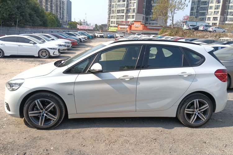 宝马2系旅行车 2016款 218i 运动设计套装车身外观4