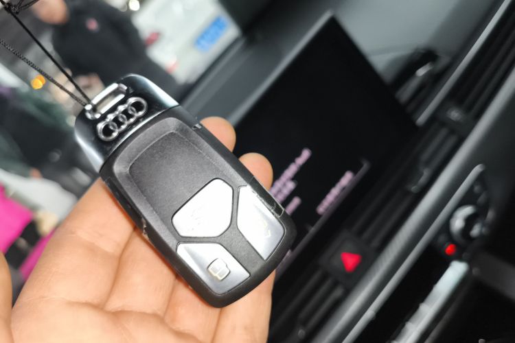 奥迪A4L 2024款 40 TFSI quattro RS套件燃速型中控内饰7001