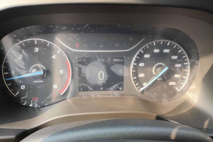 江铃福顺 2025款 2.0T 8AT柴油短轴中顶商运型多功能乘用车5/6座中控内饰14