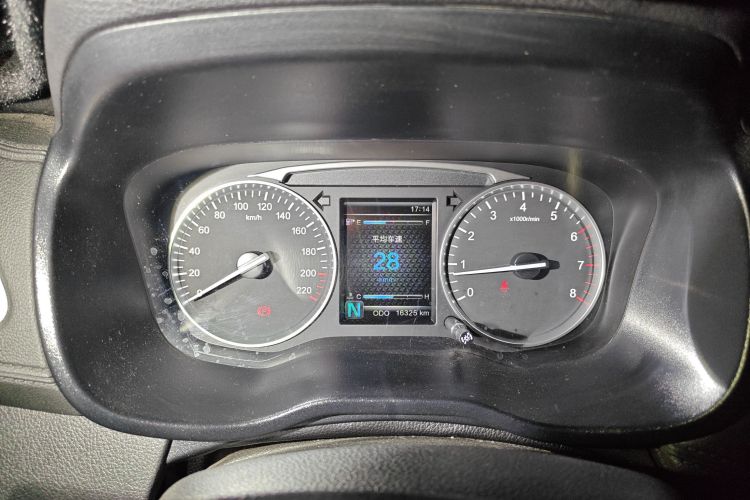 SWM斯威汽车 SWM斯威X7 2017款 1.5T 自动智享型 7座中控内饰14