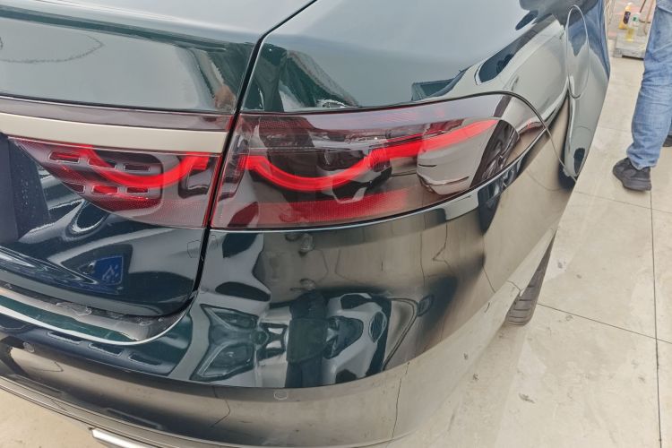 捷豹XFL 2024款 2.0T P250 两驱尊享豪华版车身外观9