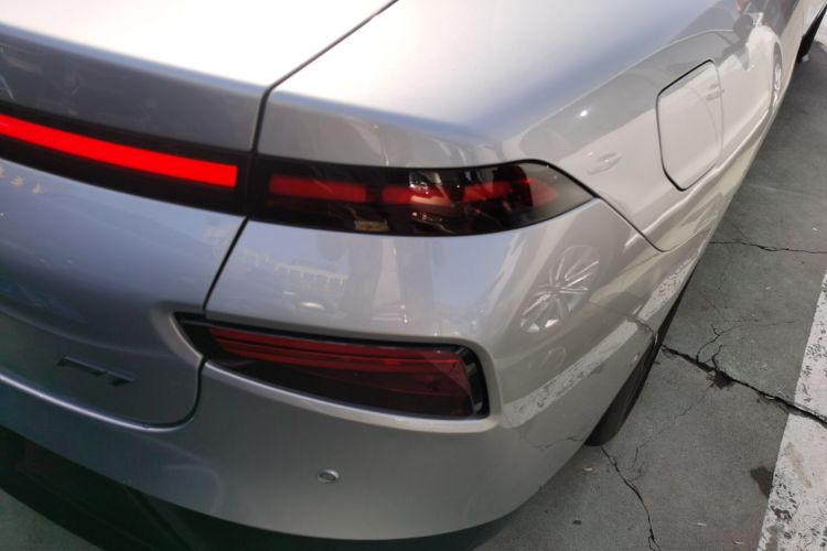 小鹏P7 2022款 625E车身外观9