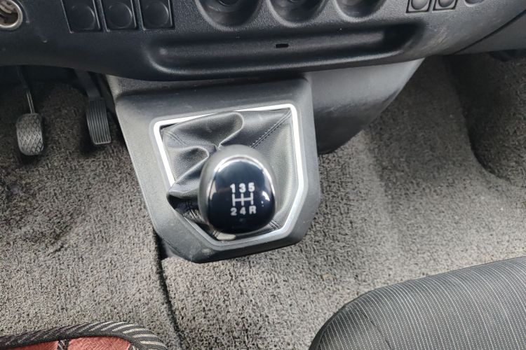 江铃 特顺 2021款 2.8T空间王金牛款短轴中高顶6座柴油国VI JX493中控内饰18