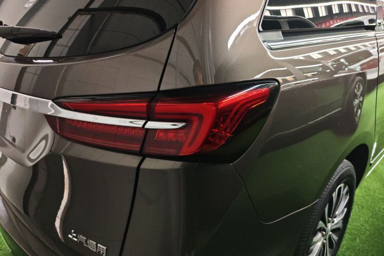 别克GL8 2021款 陆上公务舱 652T 豪华型车身外观9