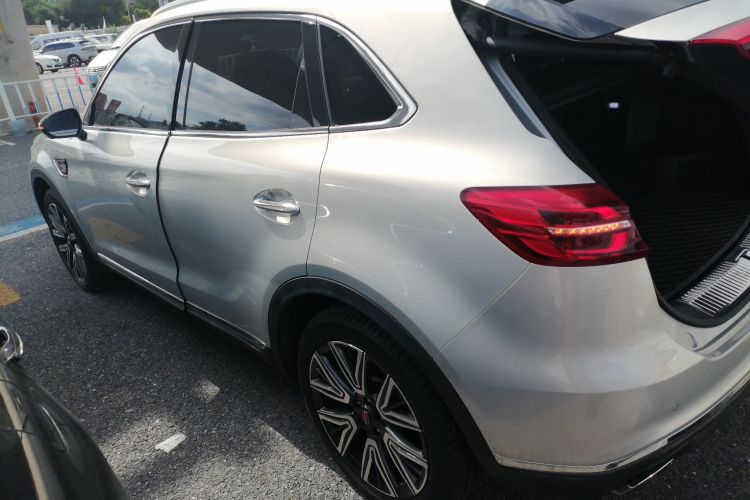 红旗HS5 2022款 2.0T 智联旗享四驱版车身外观4