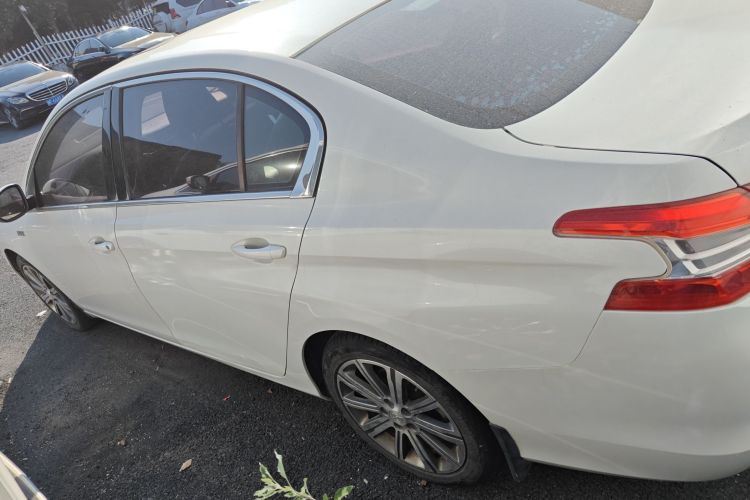 标致408 2015款 1.2T 自动豪华版车身外观4