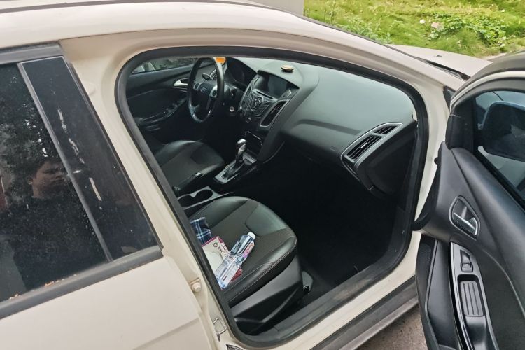 福特 福克斯 2012款 三厢 1.6L 自动风尚型局部细节9005