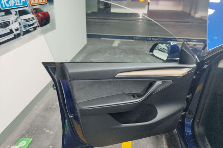 特斯拉 Model Y 2021款 标准续航后驱版中控内饰47