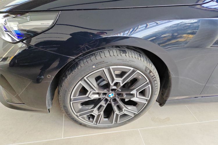 宝马5系 2026款 530Li 尊享型 M运动套装车身外观6001