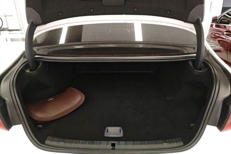 宝马5系新能源 2020款 530Le 豪华套装机舱底盘23