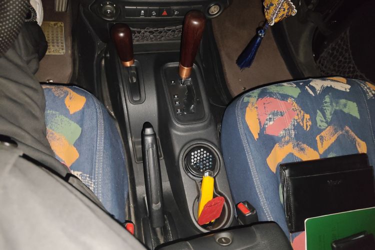 Jeep 牧马人 2014款 2.8TD Sahara 四门版中控内饰18