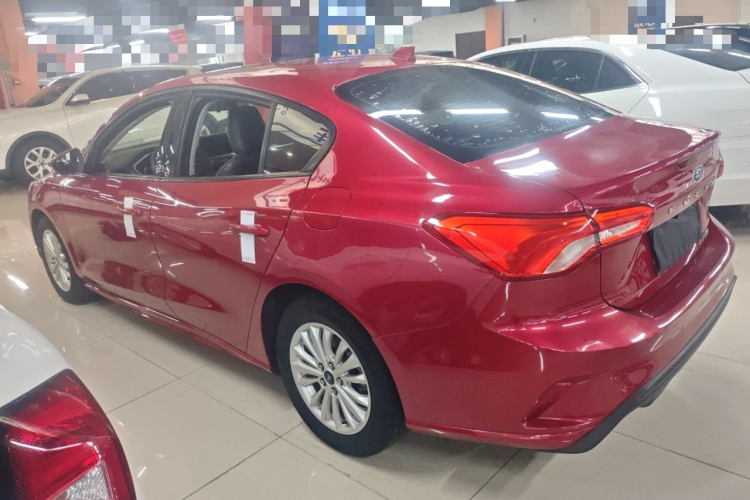 福特 福克斯 2020款 三厢 1.5L 自动锋跃型车身外观4
