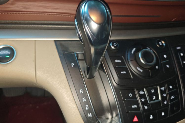 别克GL8 2017款 25S 尊贵型 国V中控内饰18