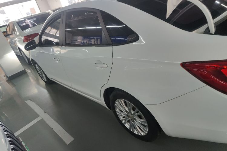 别克 英朗 2015款 15N 自动豪华型车身外观4