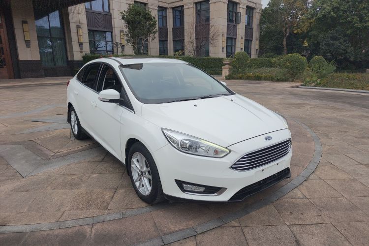 福特 福克斯 2018款 三厢经典 EcoBoost 180 自动精英型车身外观3