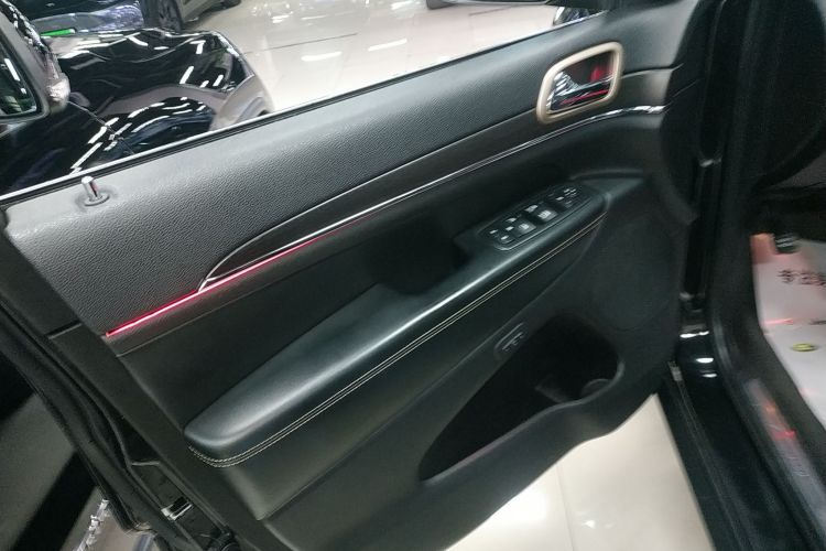 Jeep 大切诺基(进口) 2015款 3.0L 舒享导航版中控内饰47