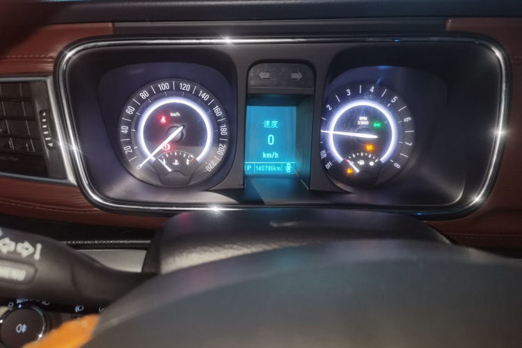 别克GL8 2017款 25S 尊贵型 国V中控内饰14