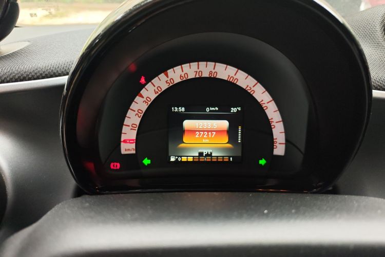 smart fortwo 2016款 0.9T 66千瓦硬顶先锋版中控内饰14