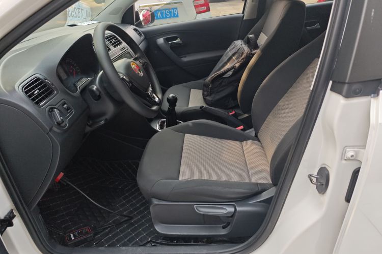 大众 Polo 2014款 1.4L 手动风尚版中控内饰19