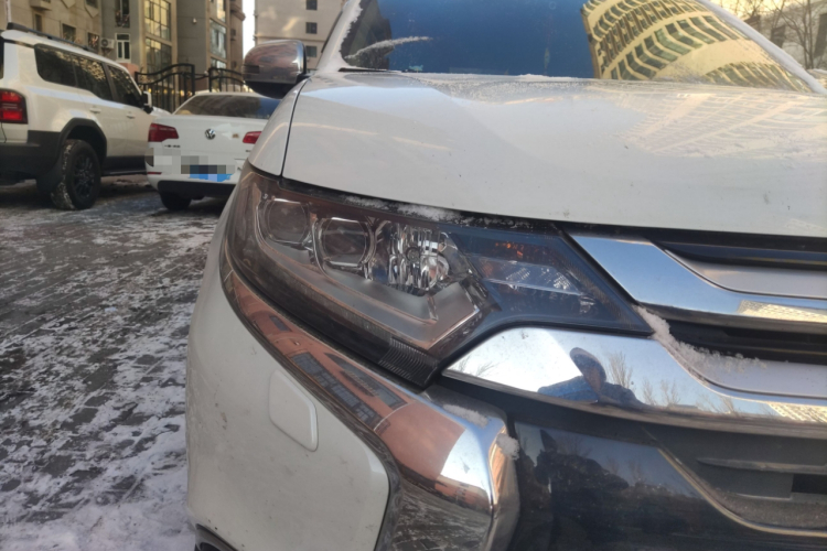 三菱 欧蓝德(进口) 2016款 2.4L 四驱精英版 5座车身外观8