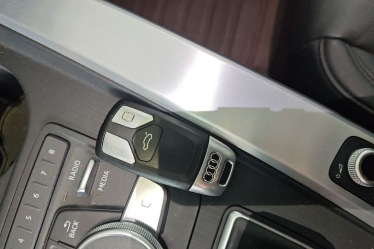 奥迪A4L 2018款 30周年年型 40 TFSI 时尚型中控内饰11