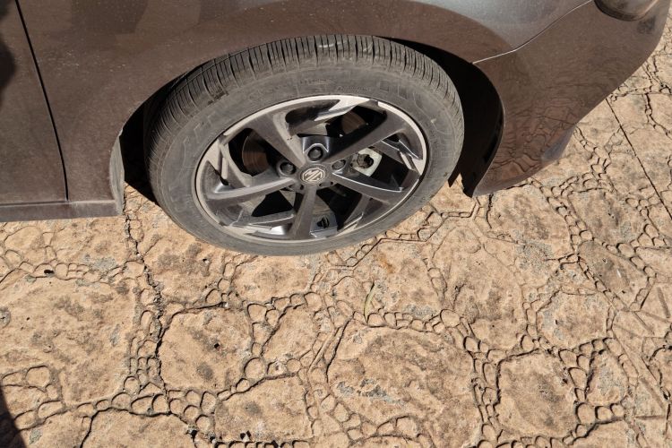 名爵 MG5 2023款 180DVVT CVT豪华版车身外观10