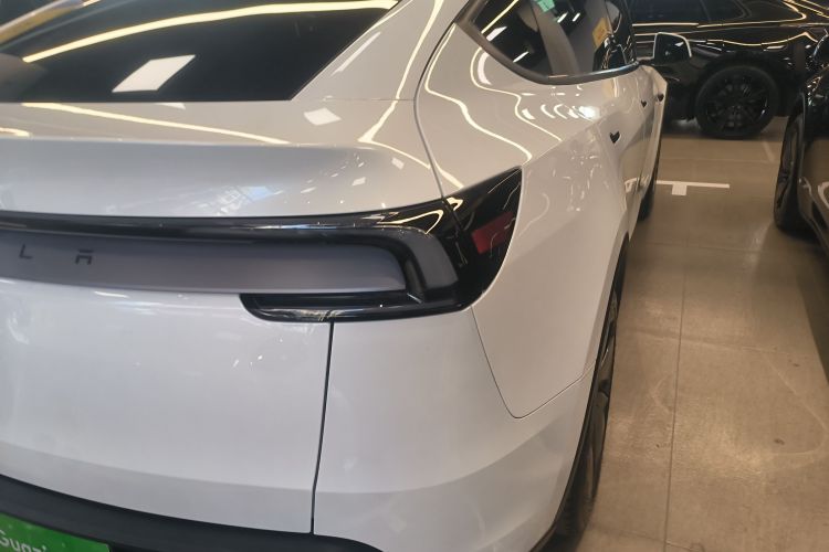 特斯拉 Model Y 2025款 后轮驱动版车身外观9