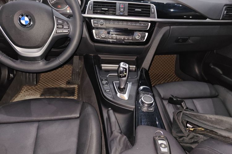 宝马3系GT 2019款 320i 时尚型中控内饰16