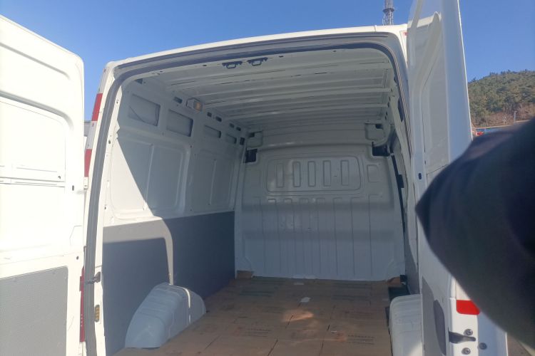 上汽大通MAXUS 新途V80 2021款 2.0T 手动经典城配王短轴中顶3座机舱底盘23