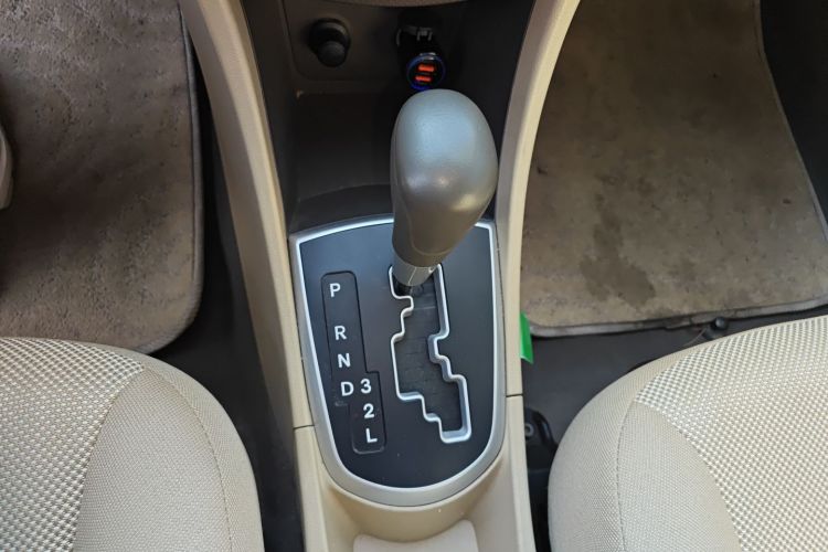 现代 瑞纳 2010款 三厢 1.4L 自动时尚型GT局部细节18