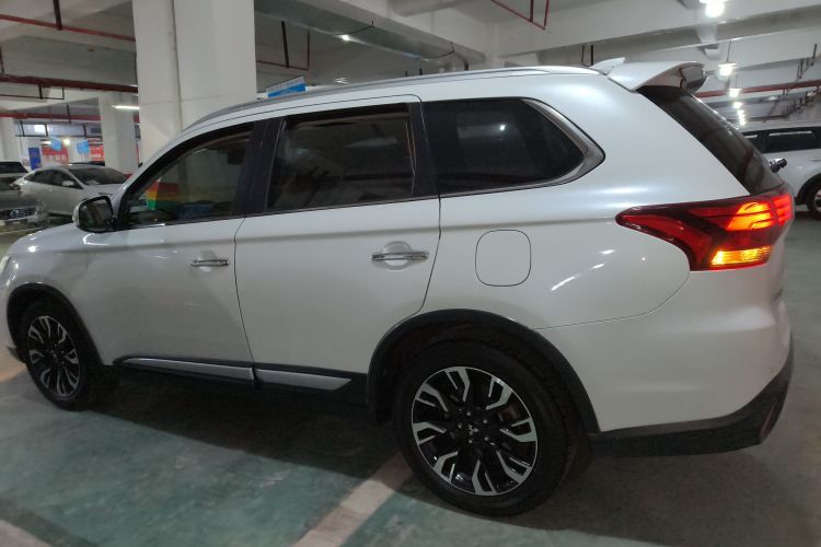 三菱 欧蓝德 2020款 2.4L 四驱致享版 7座车身外观6003