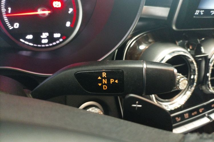 奔驰GLC 2017款 GLC 260 4MATIC 动感型中控内饰18